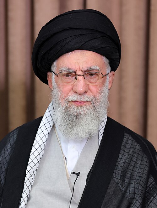 السيد القائد الخامنئي: أميركا محرضة للحرب..وايران صنعت الصواريخ