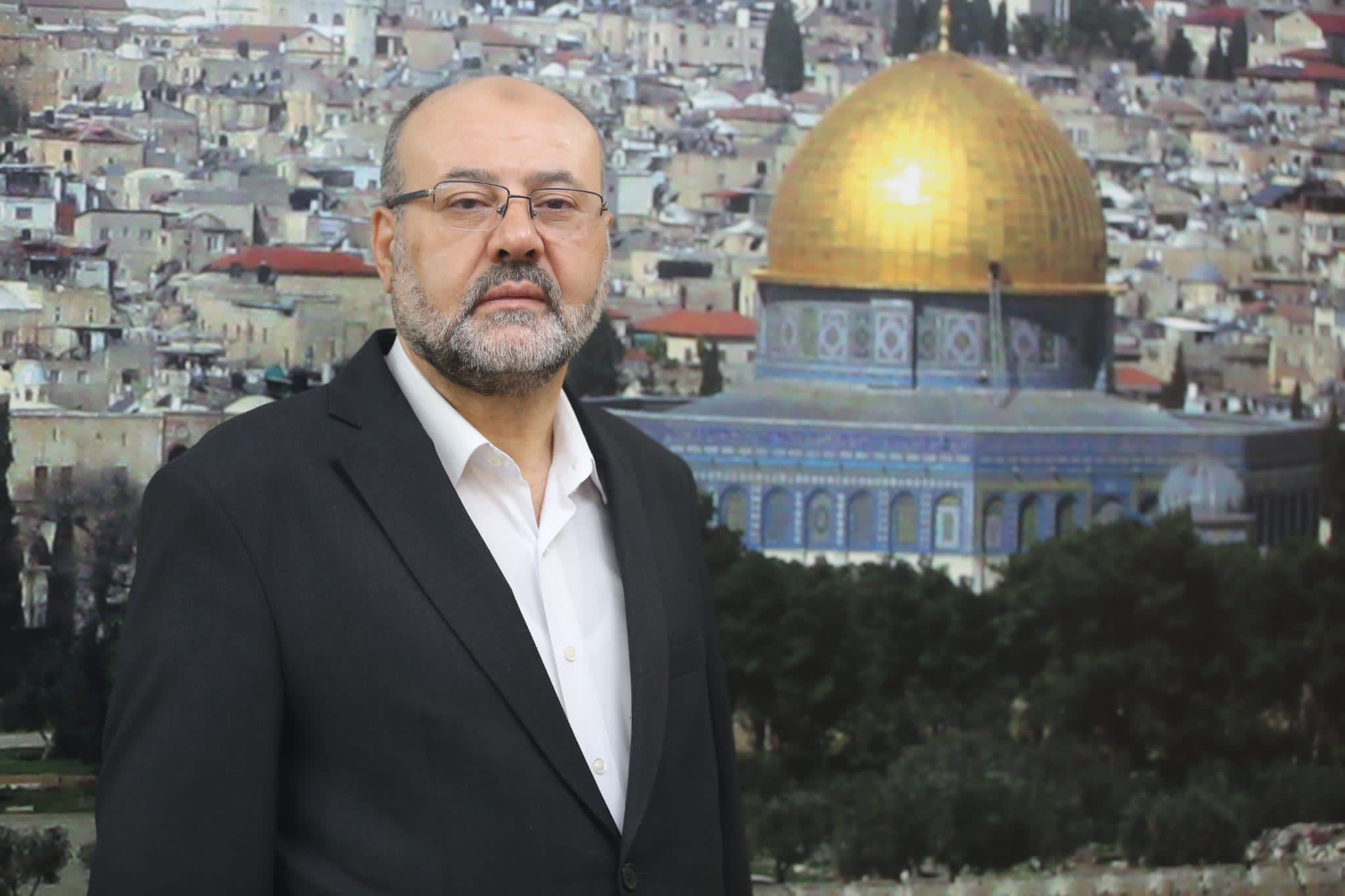 القيادي علي بركة يدين العدوان على مخيم النصيرات