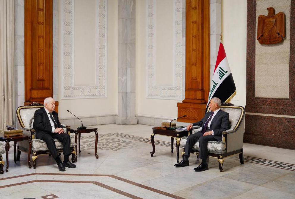 رئيس جمهورية العراق يكرّم د.طلال أبوغزاله بدرع مسلّة حمورابي