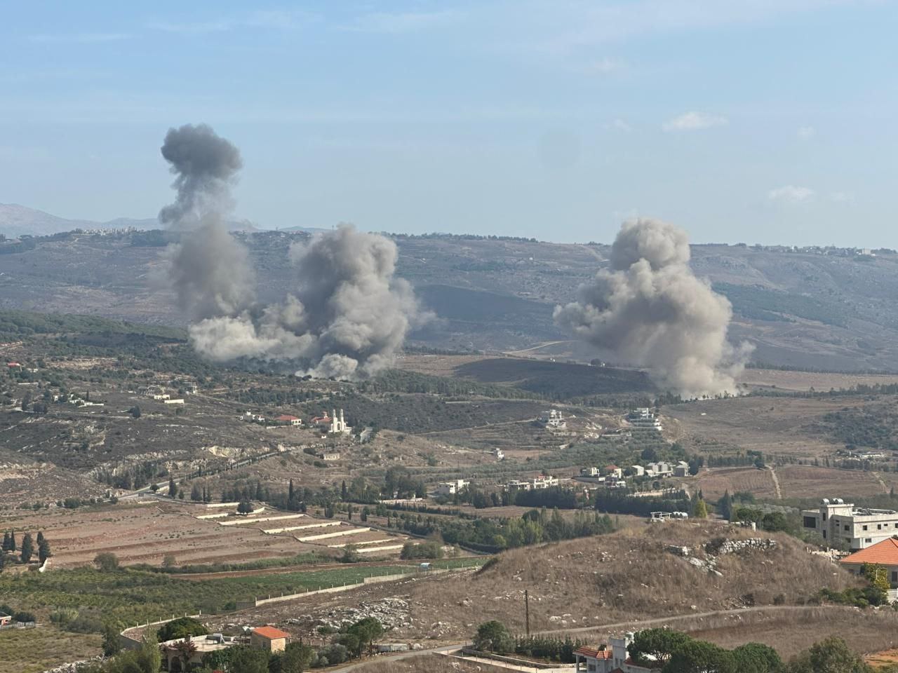 العدو الصهيوني يشن غارات على اقليم التفاح
