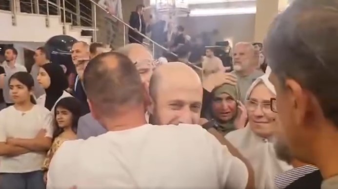 بعد 22 عامًا من الأسر.. منير مرعي يعود حرًا من سجون الاحتلال مثقلًا بالفقد