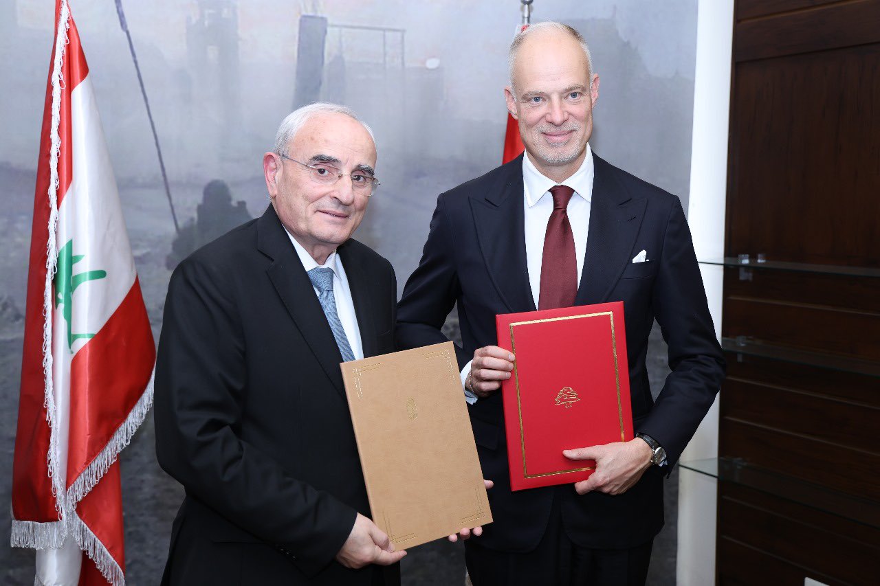 وزير الدفاع اللواء منسى يوقع اتفاقيةمع وزير الدفاع المجري