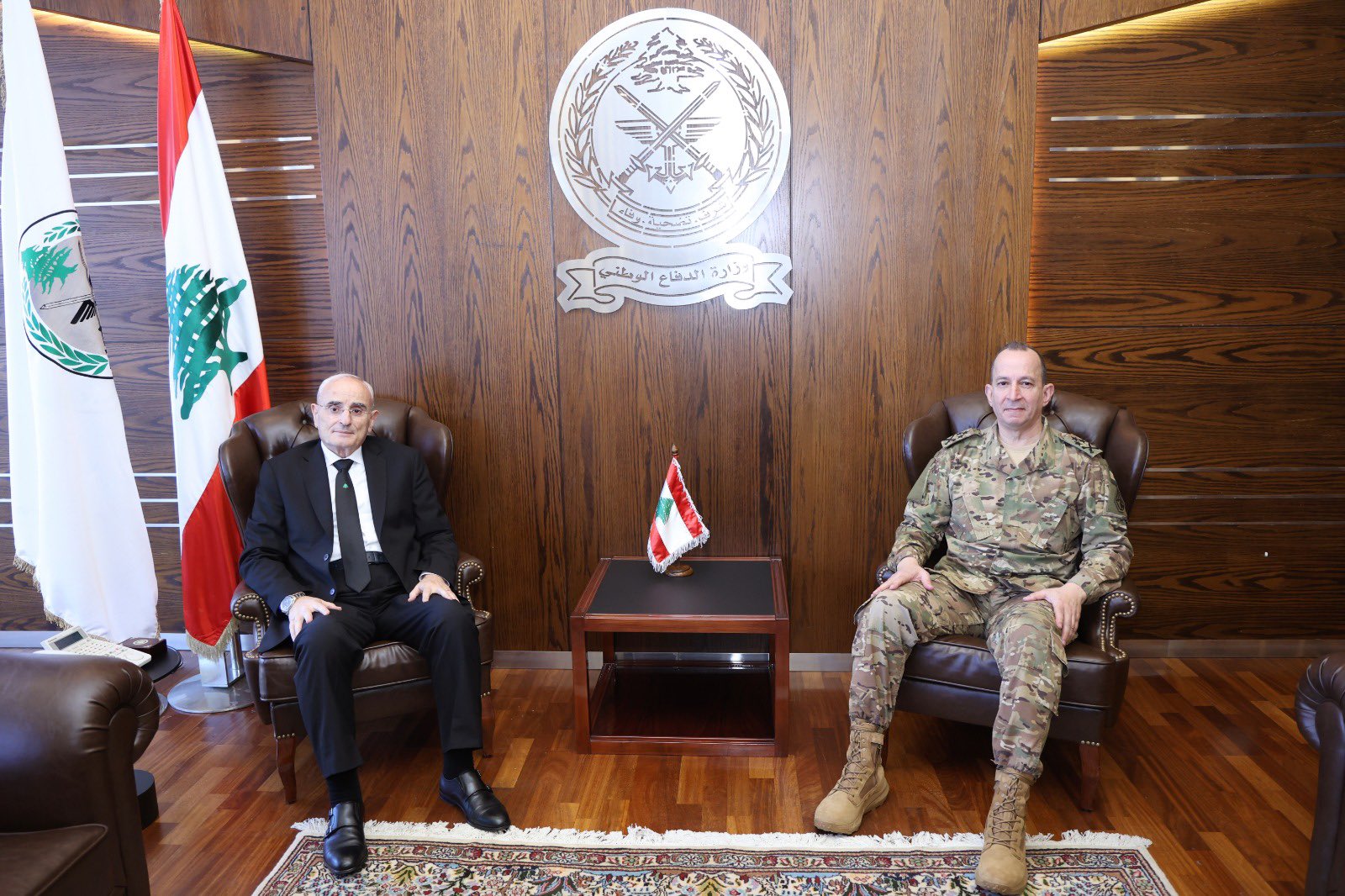 وزير الدفاع يستقبل قائد الجيش