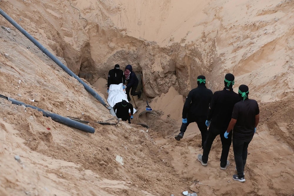 القسام يسلم جثة أسير الثامنة بتوقيت غزة