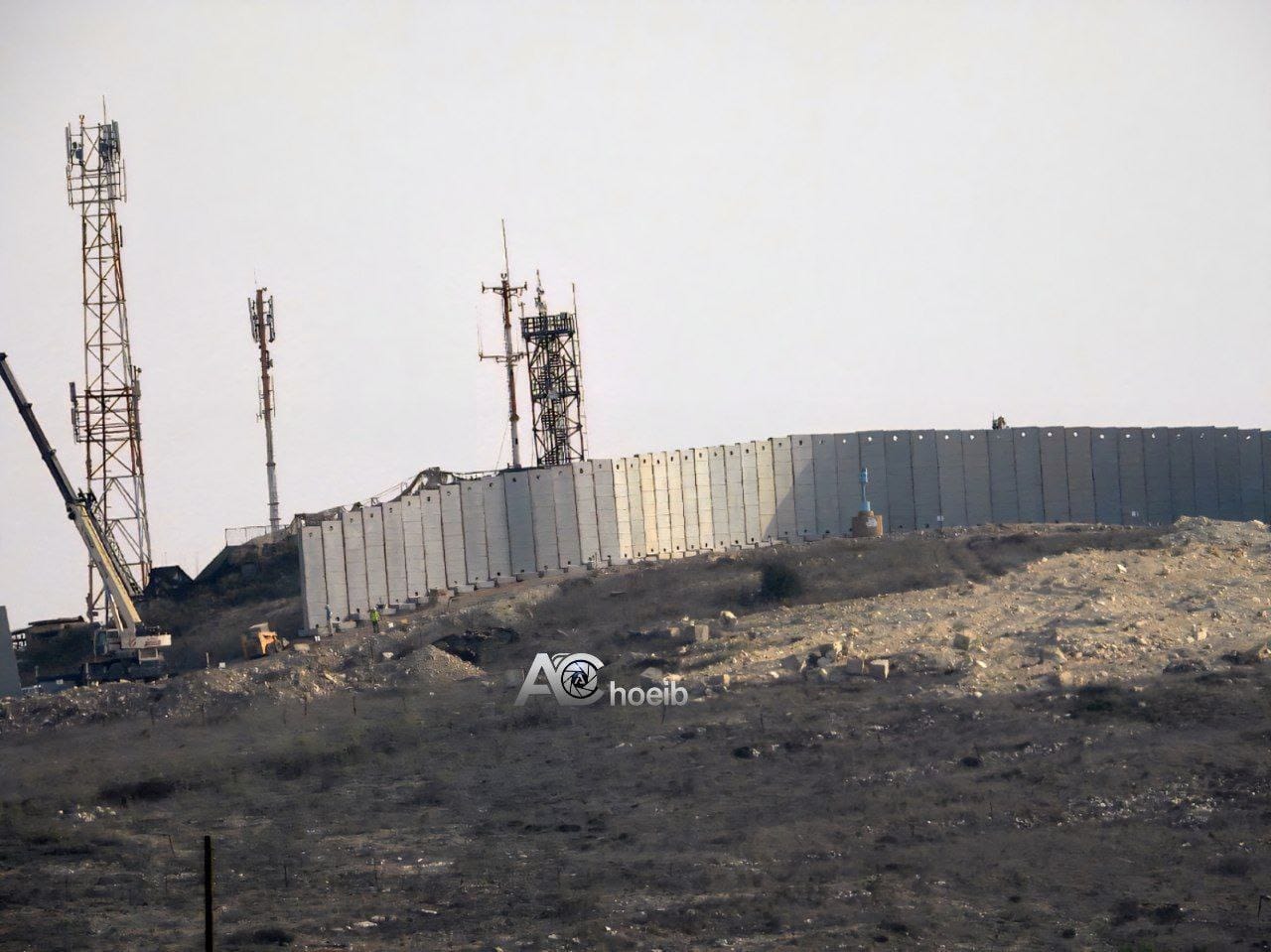 العدو يعيد بناء جدار اسمنتي