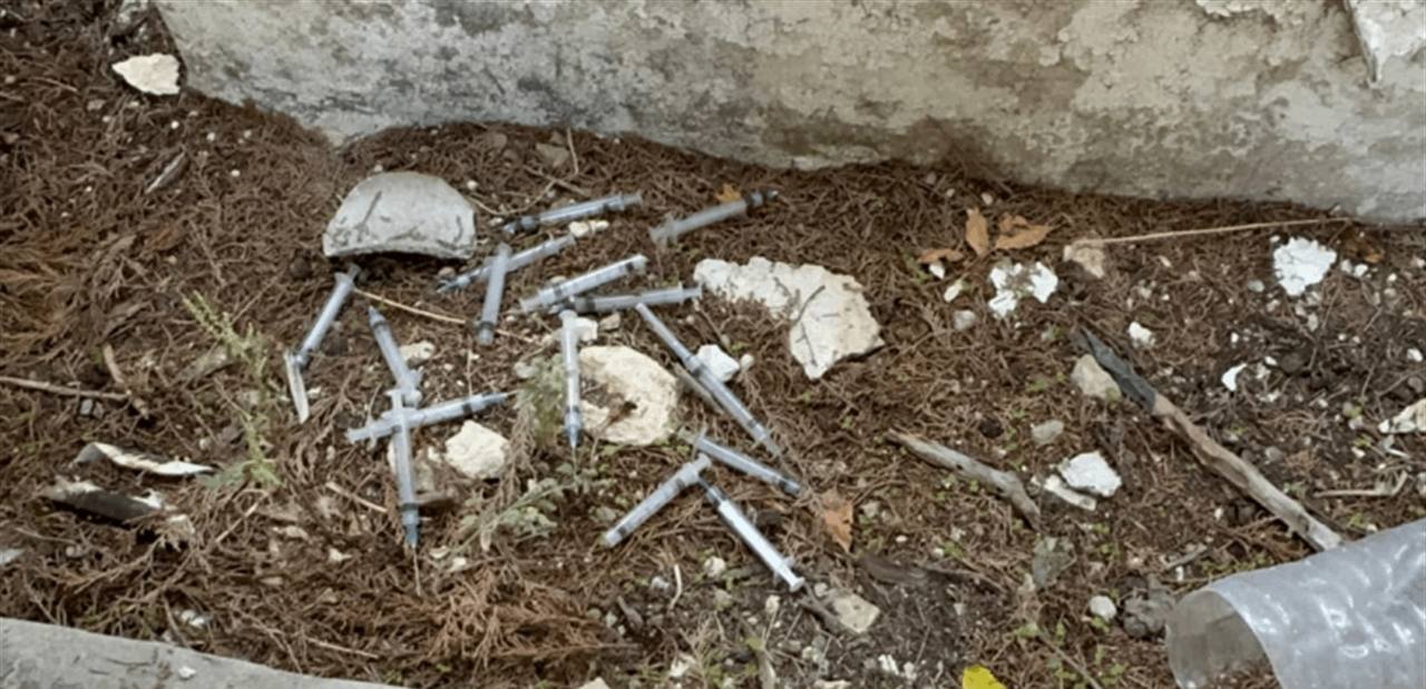 حقن المخدرات منتشرة في مقبرة صيدا