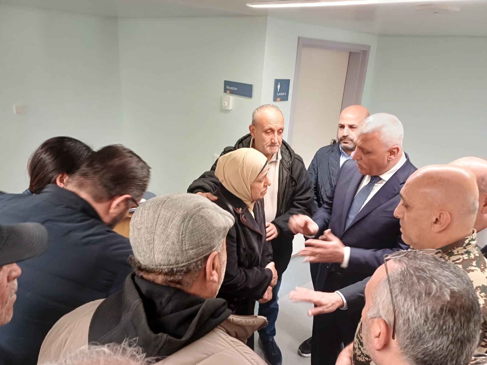 المدير العام للأمن العام اللواء شقير يتفقد جريح الغارة الإسرائيلية