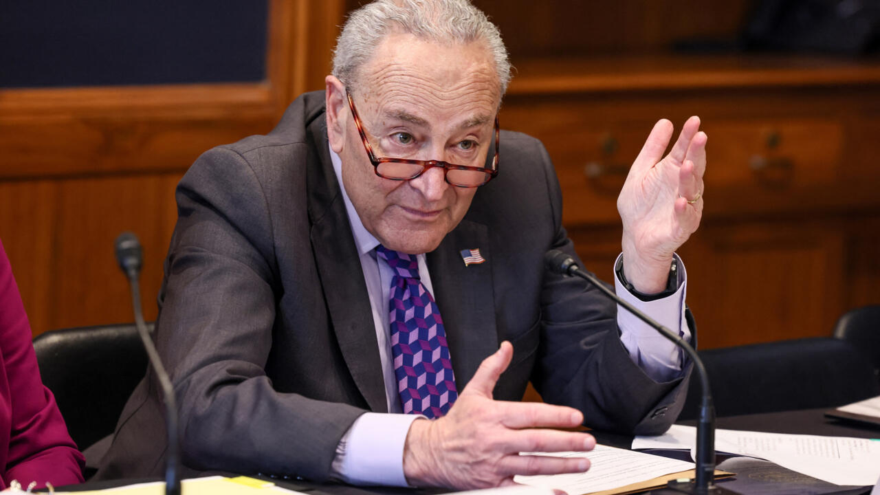 زعيم الأقلية الديمقراطية يتحدى ترامب