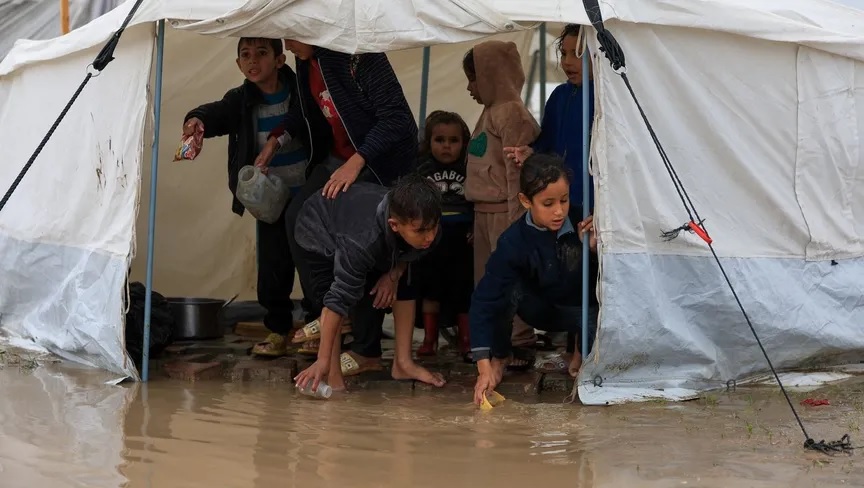 الدفاع المدني في غزة: حالتا وفاة وغرق مئات الخيام مع استمرار المنخفض الجوي