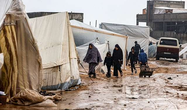 بلدية دير البلح: مئات خيام النازحين مهددة بالغرق بعد تدفق الأمطار