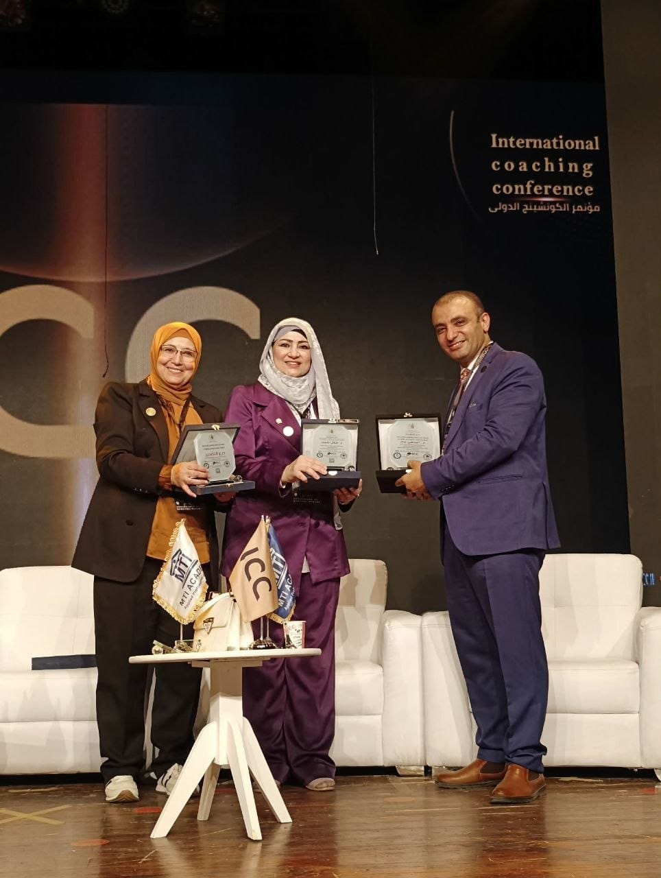 تكريم أساتذة كلية التنمية والعلوم الانسانية من المجلس الدولي “الكوتشينج