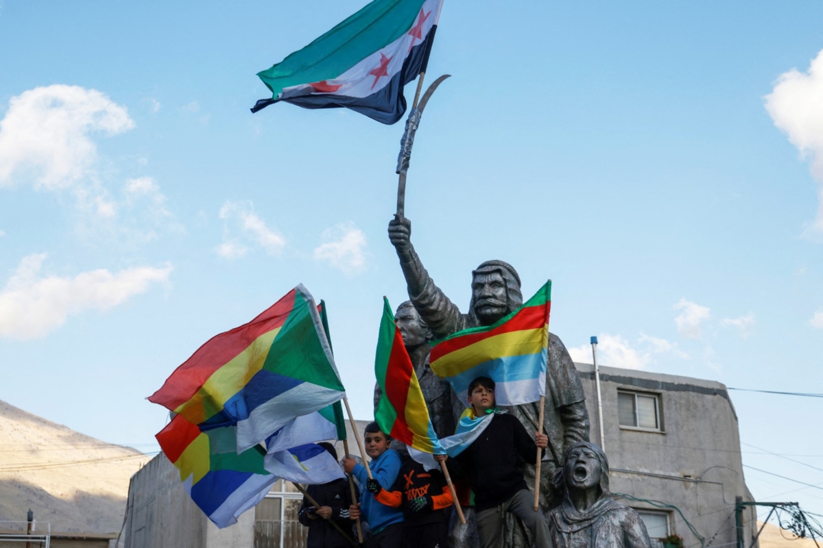 جيش العدو يهاجم مواقع للحكومة السورية للدفاع عن السويداء