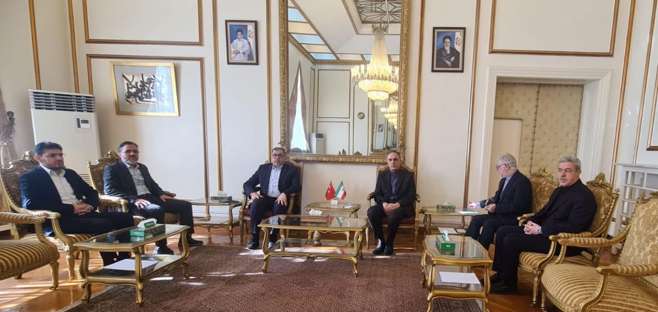 وفد قيادي من حماس يزور السفارة الإيرانية ويقدم واجب العزاء باستشهاد قائد الثورة