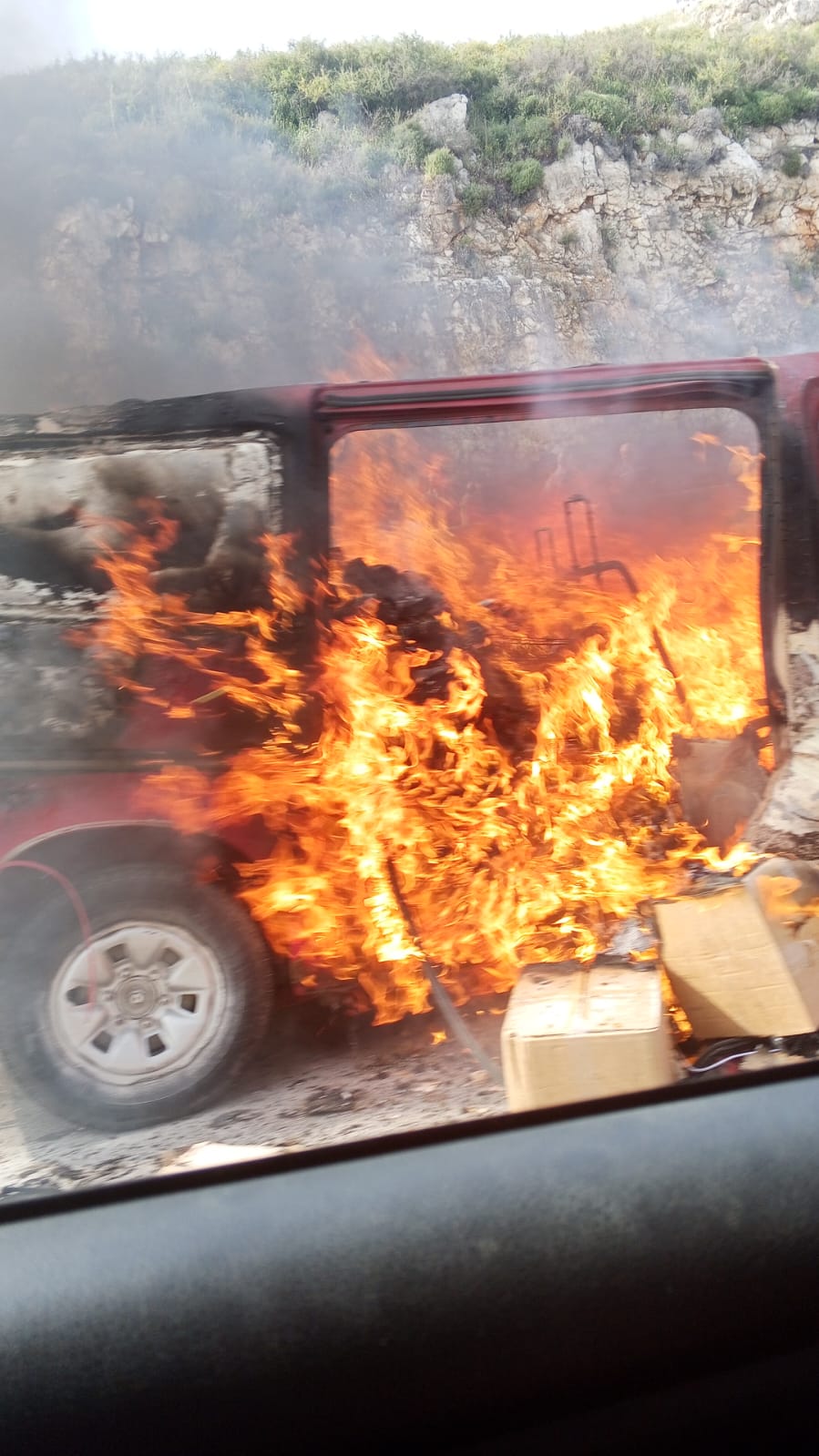 استهداف” فان”محمل بمعونات غذائية وسيارة على أوتوستراد الجيه